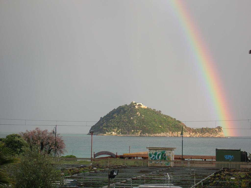 Camping Delfino Hotel Albenga Exterior photo